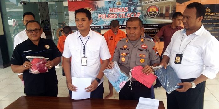 Kasatreskrim Polres Cilacap, AKP Ongkoseno (Dua dari Kiri) menunjukan barang bukti kasus pencabulan dibawah umur, TKP Adila. 12 September 2019