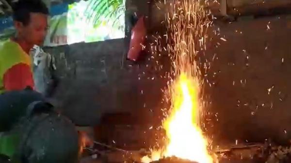 Jelang Idul Adha, Pande Besi di Banjarnegara Kebanjiran Order Pembuatan Golok